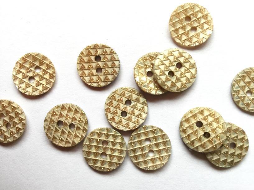 14mm - White Shell Gold Glitter