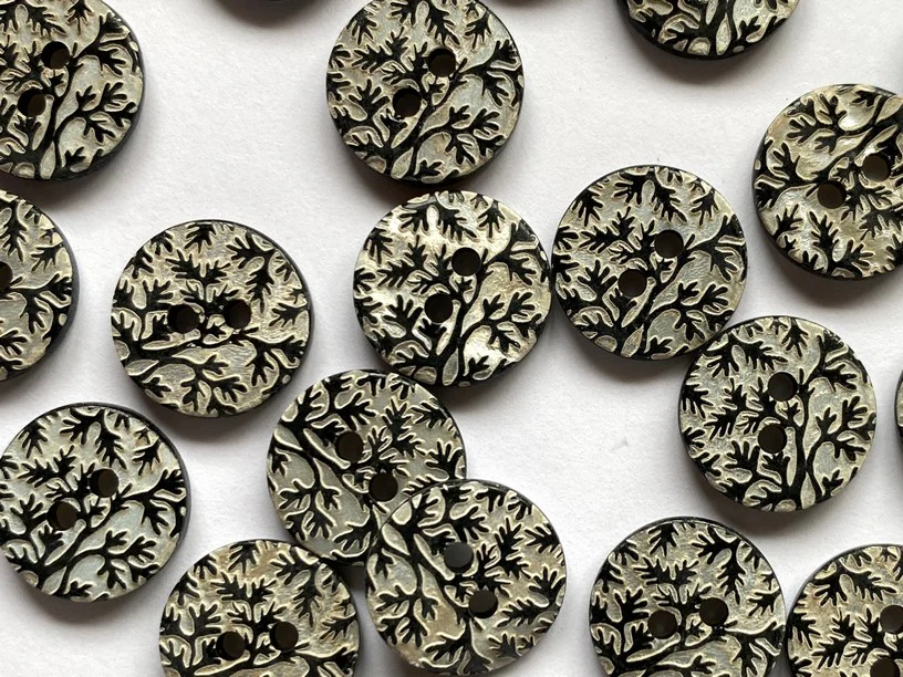 14mm - White Shell Raised Glossy Black