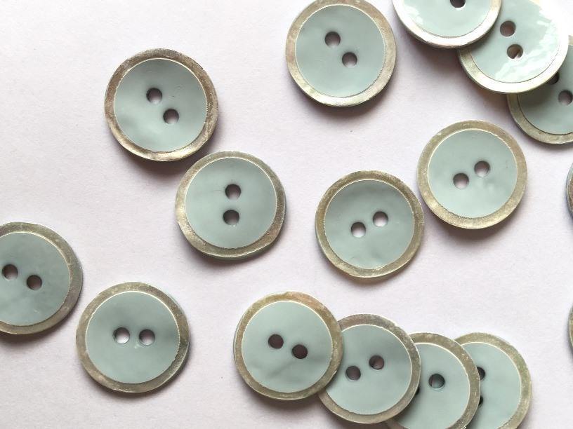 18mm - Pale Blue Glossy, Natural Shell Edge