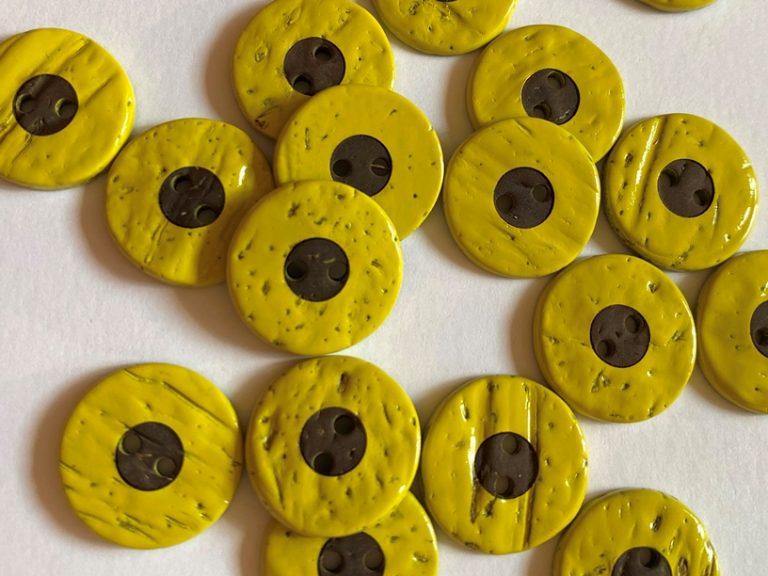 18mm - Yellow Edge Coconut Buttons