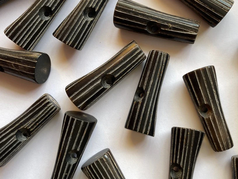 32mm - Stripey Horn Toggle