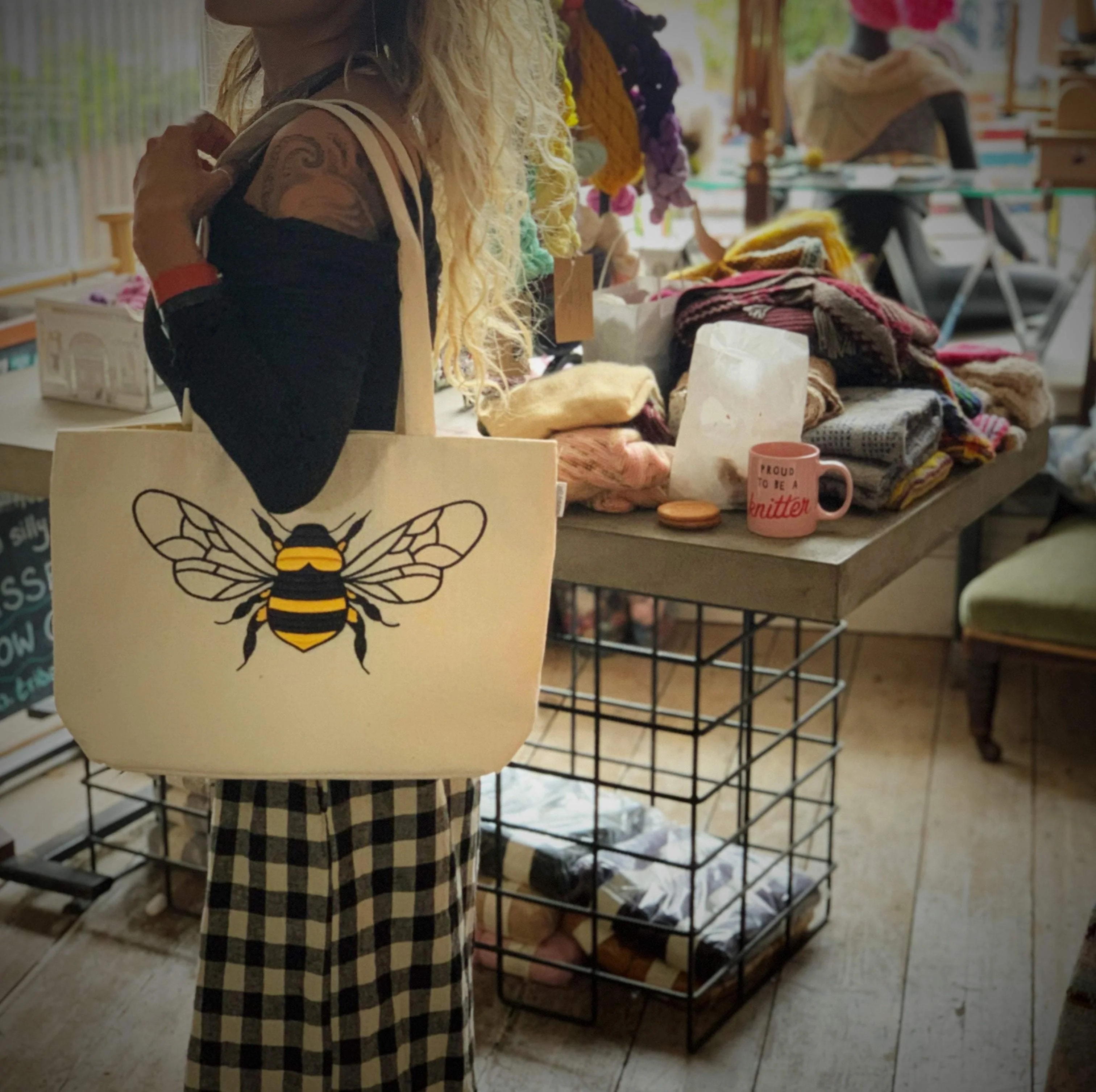 Appliqué Bee Shoulder Tote - Image 2