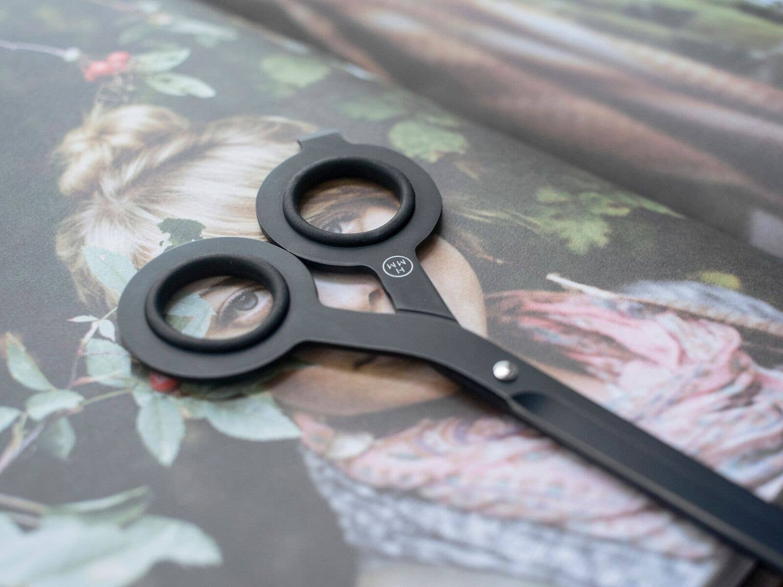 HMM Black Scissors with Base - Image 10