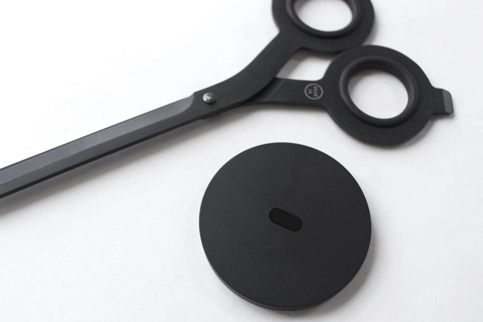 HMM Black Scissors with Base - Image 4