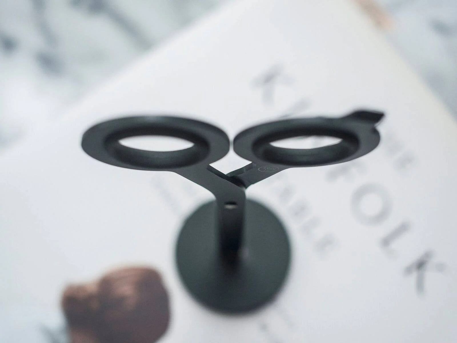 HMM Black Scissors with Base - Image 5