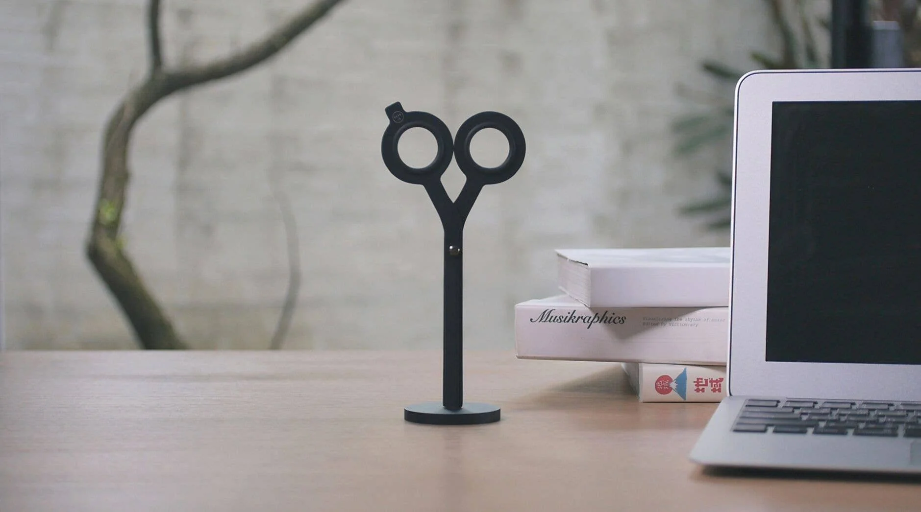 HMM Black Scissors with Base - Image 8